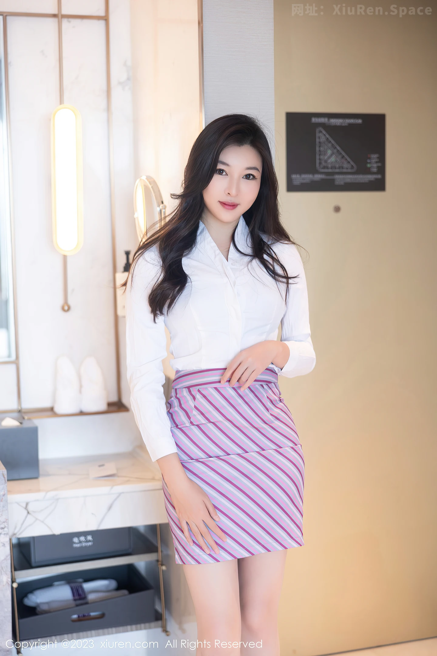 图片[2]-[XiuRen秀人网]2023.05.16 VOL.6741 卡卡酱 性感空姐制服与黑色内衣加肉丝美腿玉足私房写真集-秀人网官方网站